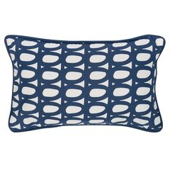 Чехол на подушку с принтом Twirl темно-синего цвета из коллекции Cuts&Pieces, 30х50 см, Tkano