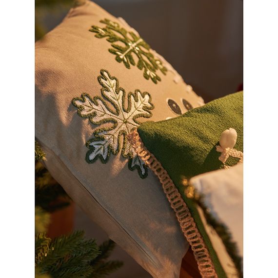 Подушка декоративная с вышивкой Snow flakes из коллекции New Year Essential, 45х45 см, Tkano, изображение 6